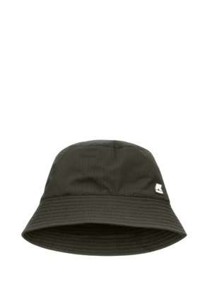 Dunkelgrüner Bucket Hat aus leichtem Stoff, mit strukturierter Oberfläche und schmalem Rand, versehen mit einem kleinen Logo-Patch an der Seite.