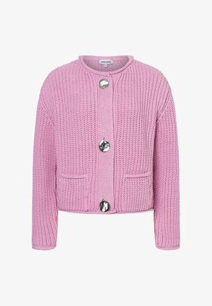 Rosa gestrickte Strickjacke mit rundem Kragen, drei großen silbernen Knöpfen, zwei Fronttaschen und einem gerippten Muster an Saum und Ärmeln.