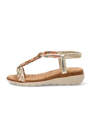 Sandalia beige con cuña, suela texturizada, tira delantera trenzada multicolor, tira lateral dorada metálica y tira trasera elástica.