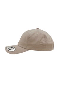 Gorra de béisbol beige con visera curva, hecha de algodón. Presenta cinco orificios de ventilación y un botón superior de tela plano.