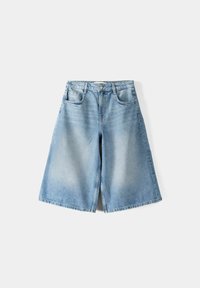 Ljusblå denimculotter med en bred bendesign, två framfickor och en knappstängning i midjan. Blekt textur med rena kanter.