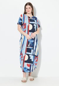 Lyhythihainen, polvipituinen mekko, jossa on sininen, punainen ja kerma abstract-kuvio, jossa on geometrisia muotoja ja kukkamotiiveja. Valmistettu kevyestä kankaasta.