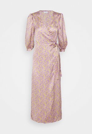 Robe portefeuille lilas à imprimé floral avec manches trois-quarts bouffantes et ceinture nouée sur le côté, longueur cheville, ajustée au niveau du buste.