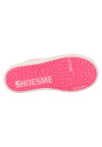 Schoenzool met een getextureerd roze rubberen oppervlak met reliëfpatronen van "SHOESME" en "URBAN" in verschillende groottes. Witte rand.
