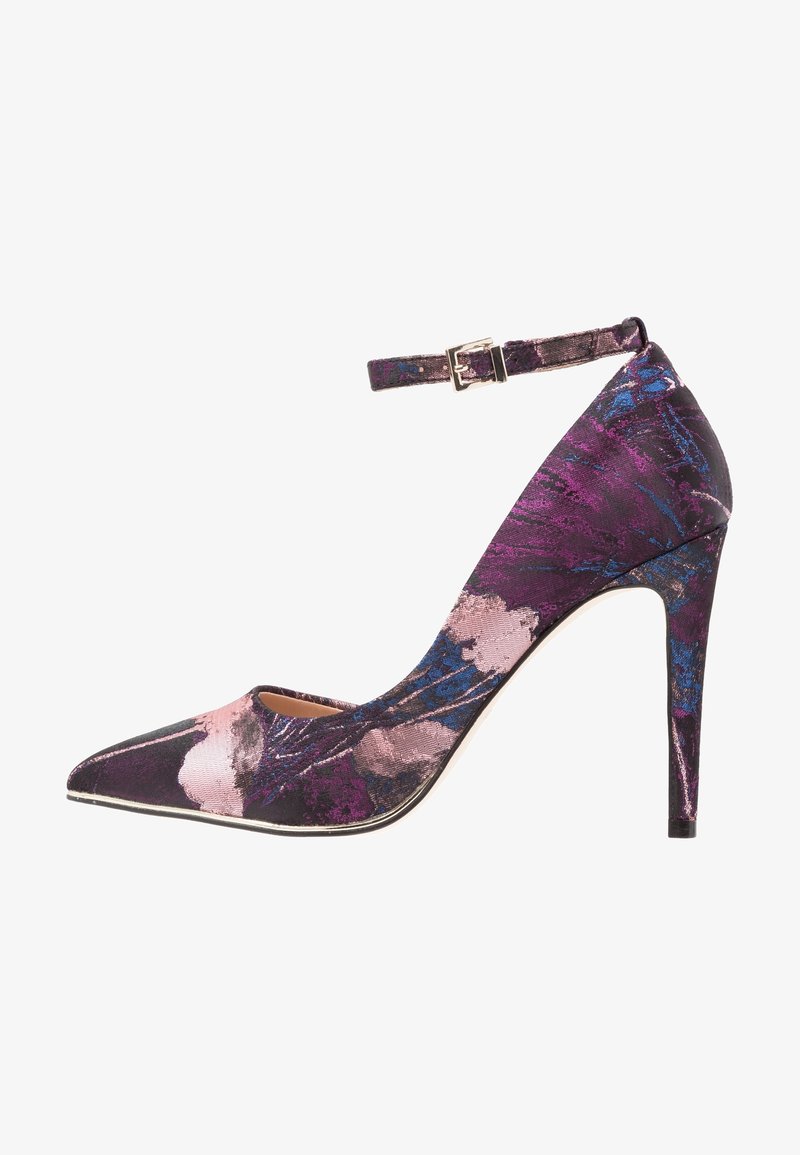 Chaussure à talon haut pointu avec bride à la cheville, dotée d'une tige en tissu à motif floral abstrait violet, rose et bleu.