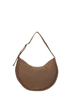 Braune Schultertasche in Halbmondform mit gepolstertem Material und verstellbarem Riemen vor weißem Hintergrund.