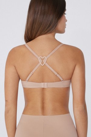 Sujetador con espalda triangular, hecho de suave tela beige. Cuenta con tirantes ajustables y un broche en forma de corazón en el centro.