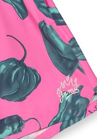 Felroze stof met grote illustraties van teal paprika's. Inclusief een witte scriptlogo-detail, een gladde textuur en levendige kleuren.