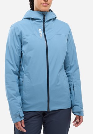 Veste imperméable bleu clair avec une fermeture éclair à l'avant, capuche ajustable et poignets à velcro. Présente un logo sur la poitrine gauche et des poches fonctionnelles.