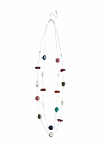 Silverkedja med varierande oregelbundet formade pärlor i röd, grön, blå, rosa, turkos, vit och genomskinliga nyanser.