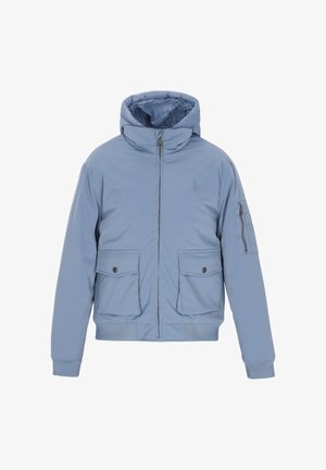 Chaqueta aislante azul con capucha, cierre frontal de cremallera, dos grandes bolsillos y un bolsillo con cremallera en la manga. Textura suave, diseño casual.