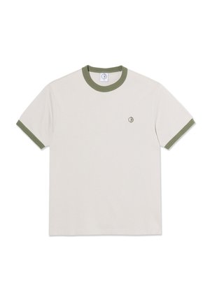 Camiseta beige de manga corta con cuello y bordes de las mangas en verde oliva, con un pequeño logo redondo en el pecho izquierdo.
