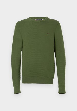 Zielony sweter wykonany z dzianiny, z prążkowaną fakturą, okrągłym dekoltem i długimi rękawami, z małym logo na piersi.