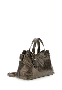 Borsa a mano in pelle marrone scuro con un motivo a diamante testurizzato, doppi manici e una tracolla rimovibile. Presenta una chiusura a zip e accenti metallici.
