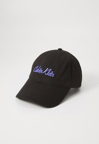 Căciulă neagră de baseball din bumbac twill, cu o vizieră curbată și logo-ul brodat "Calvin Klein" în mov.