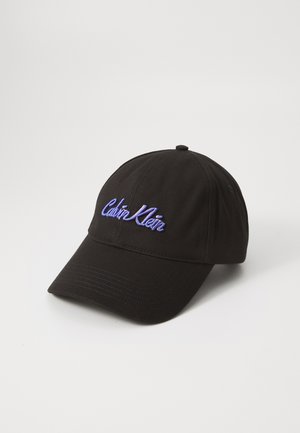 Black baseball cap made of cotton twill, featuring a curved visor and embroidered "Calvin Klein" logo in purple.
