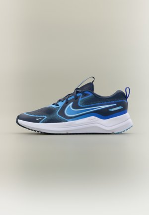 Pánská běžecká obuv v černé a modré síťovině s bílou podrážkou, logy Nike Swoosh, černými tkaničkami a poutkem na patě.