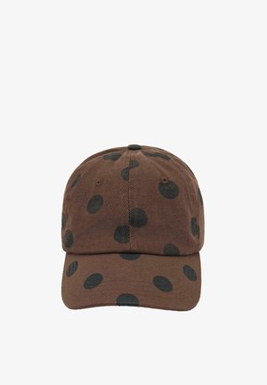 Casquette de baseball marron avec des pois noirs répartis uniformément sur la calotte et la visière incurvée.