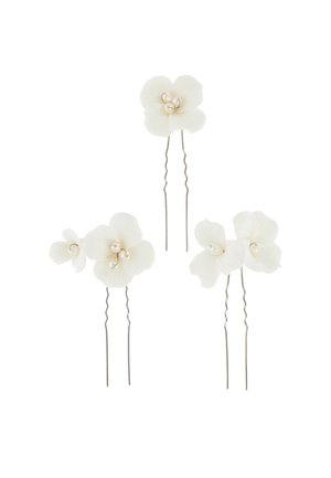 Set di quattro fermagli per capelli con motivi floreali bianchi realizzati in materiale testurizzato, ognuno decorato con piccoli accenti di perle su filo d'argento.