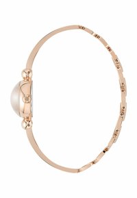 Orologio da polso oro rosa con cassa curvata, cristallo trasparente a cupola e bracciale a maglie. Presenta accenti arrotondati vicino alla cassa.