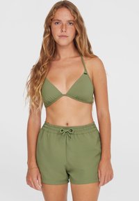 Olivgrüner Bikini-Oberteil mit dreieckigen Cups, kombiniert mit passenden Shorts mit Kordelzug. Glatte Textur, einfaches Design, keine sichtbaren Muster.