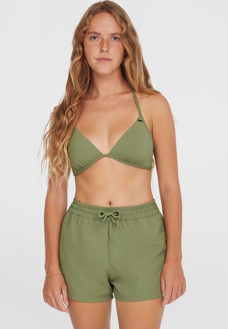 Olivgrüner Bikini-Oberteil mit dreieckigen Cups, kombiniert mit passenden Shorts mit Kordelzug. Glatte Textur, einfaches Design, keine sichtbaren Muster.