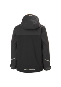 Czarna wodoodporna kurtka z regulowanym kapturem, kontrastowym szarym paskiem na górnej części pleców, odblaskowymi akcentami i zapięciem na rzepy przy mankietach.