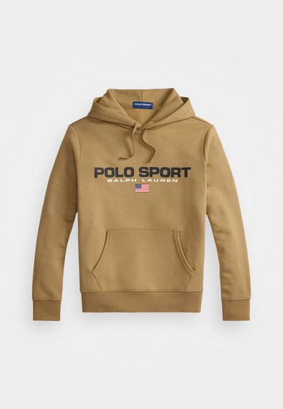 Rjav kapuščast pulover iz mehkega materiala, ki ima sprednjo žep, grafiko "POLO SPORT" in podrobnost ameriške zastave.