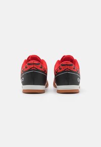 JAKO J-SI TAKE UNISEX - Botines de fútbol sala - fiery red/jet black