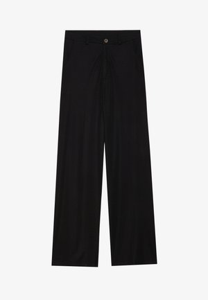 Pantalones negros de pierna ancha hechos de una tela suave, con bolsillos delanteros y cierre de botón en la cintura. Diseño minimalista sin patrones.