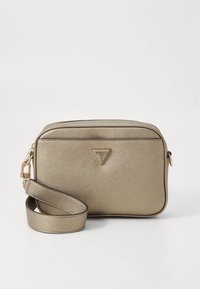 Gold strukturierte Umhängetasche mit dreieckigem Logo, Reißverschluss und abnehmbarem Riemen. Verfügt über eine schlanke rechteckige Form und klare Linien.