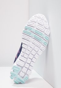 Sko sula i vitt med akvamarinfärgade accenter, med en strukturerad design och olika rektangulära mönster för grepp och stöd.