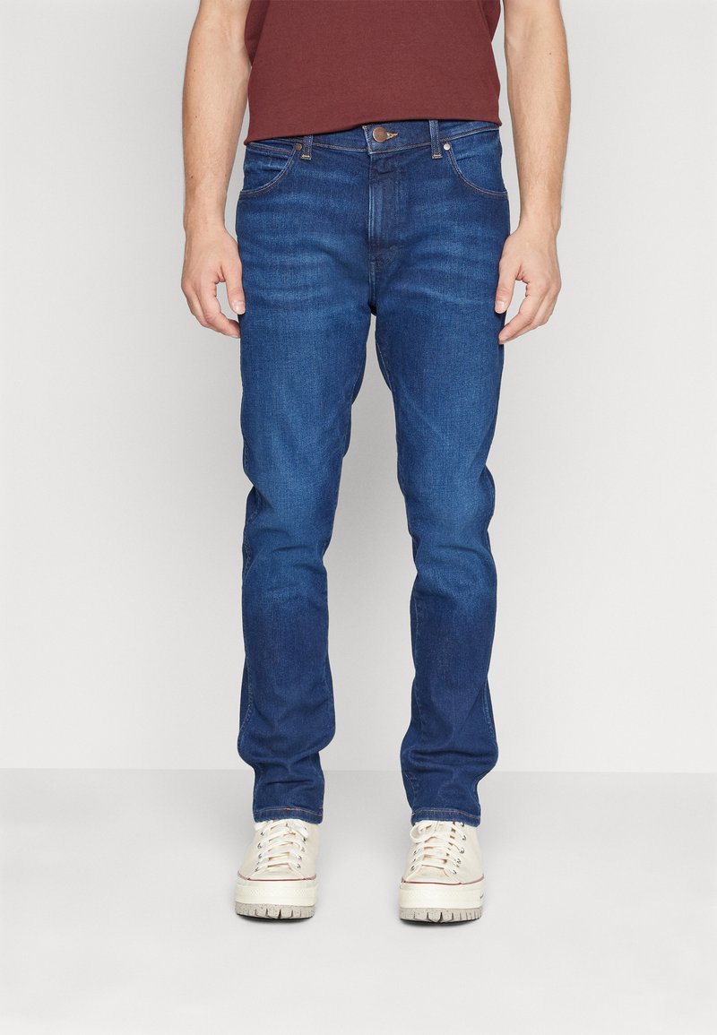 Wrangler - LARSTON - Jeans Tapered Fit - brushed stone, Forstørre