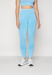 Hellblaue Sportleggings und passendes Crop-Top aus glattem Material, mit einem hohen Taillenbund und strukturierten Akzenten.