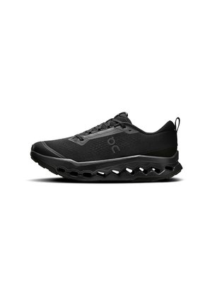 Chaussure de sport noire avec une tige texturée, un bout arrondi et une semelle rembourrée comportant des sections découpées pour la circulation de l'air. Lacets et languette au talon inclus.