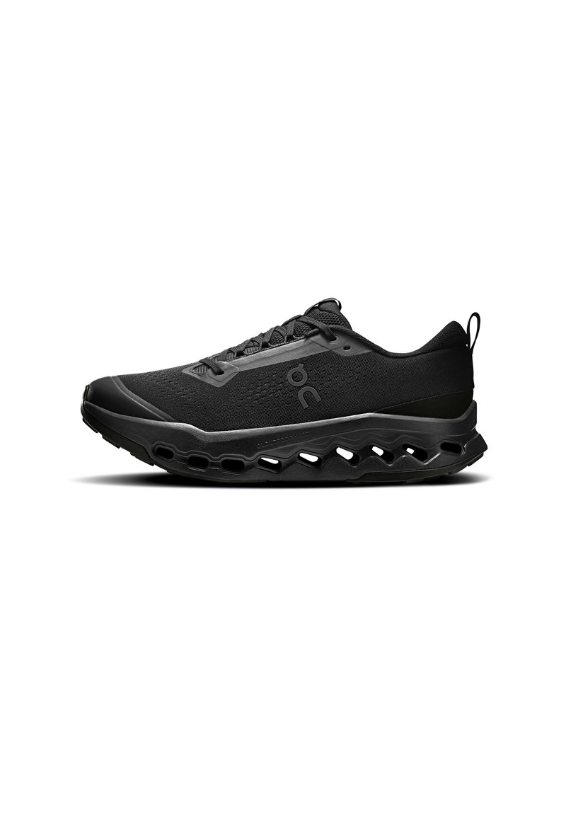 Chaussure de sport noire avec une tige texturée, un bout arrondi et une semelle rembourrée comportant des sections découpées pour la circulation de l'air. Lacets et languette au talon inclus.
