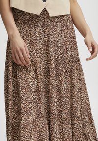 Luipaardprint rok van lichtgewicht stof, met een gerimpelde tailleband, vloeiende vorm en gelaagd ontwerp in bruin en beige tinten.