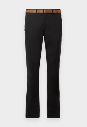 Mustad puuvillased chinos sirge sääre disainiga, millel on pruun nahkne vöö. Sile tekstuur, klassikalised eestaskud ja vöösilmad.