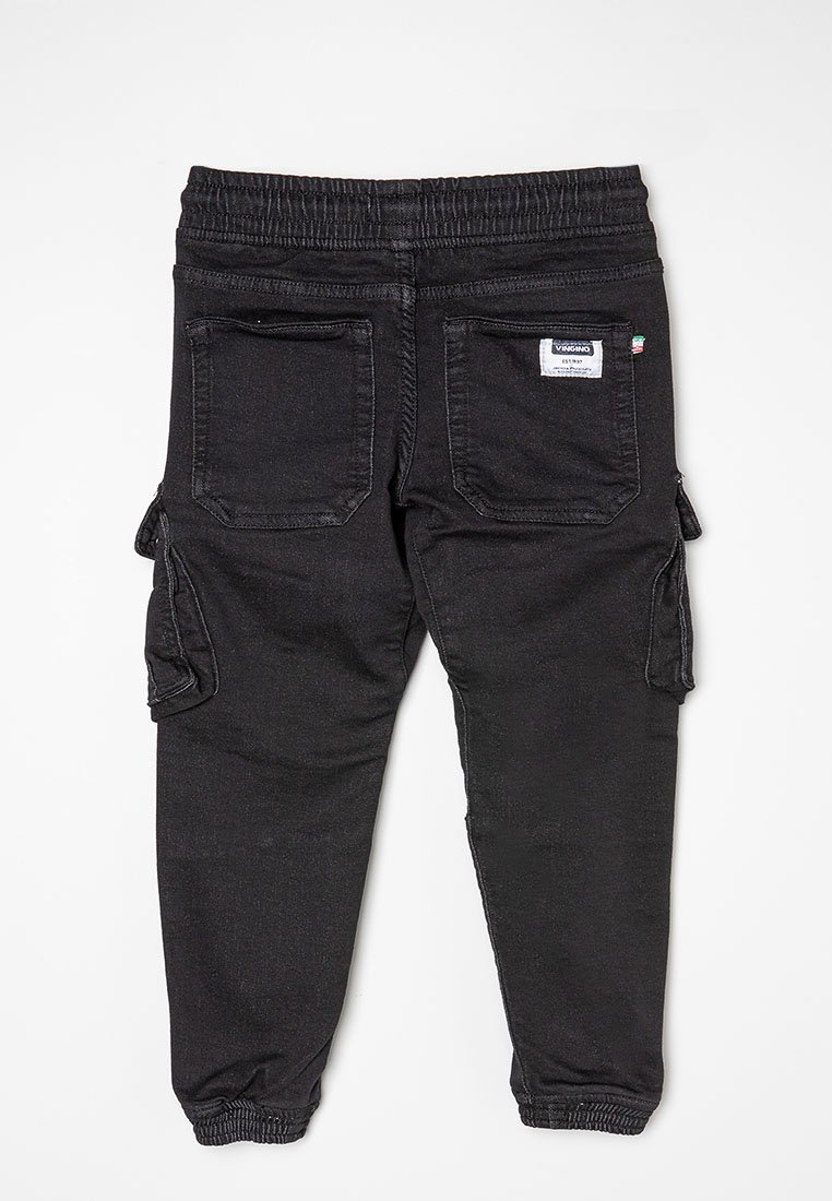Schwarze Denim-Cargohosen mit elastischem Bund, zwei Gesäßtaschen und seitlichen Cargotaschen. Mit schmal zulaufendem Bein und gerippten Knöchellöchern.