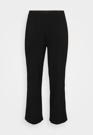 Pantalons noirs évasés avec une finition lisse et des détails de plis subtils, présentés sur un fond blanc uni.