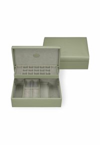 Boîte à bijoux en cuir vert doux; elle comprend plusieurs compartiments, une finition lisse et un plateau amovible pour l'organisation.