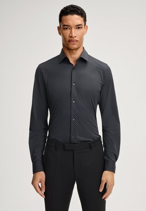 Czarna koszula zapinana na guziki z geometrycznym wzorem w ciemnym niebieskim kolorze. Posiada długie rękawy i kołnierzyk typu spread. Gładki materiał, slim fit.