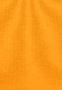 Oranžs ribots audums ar vertikālām līnijām, ar gludu tekstūru un vienotu krāsu. Ideāli piemērots apģērbiem vai mēbeļu apvilkšanai.