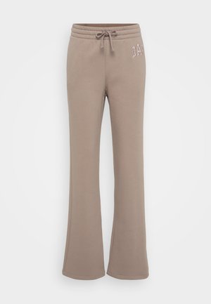 Pantaloni de trening evazați, de culoare maro deschis, realizați dintr-un material moale, având o talie elastică cu șnur de strângere și text brodat pe șoldul stâng.