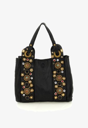 Borsa a tracolla nera in pelle con due manici, decorata con gemme dorate, rosse, turchesi e trasparenti in motivi circolari.