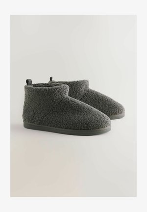 Grå fleece ankelstøvler med en tekstureret overflade, rund tå og flad sål. Har en træksløjfe bagpå for nem påtagning.