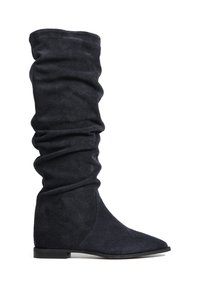 Czarne zamszowe wysokie botki o luźnym kroju, z ostro zakończonym noskiem i płaskim obcasem. Posiadają teksturowany materiał i dopasowany kształt kostki.