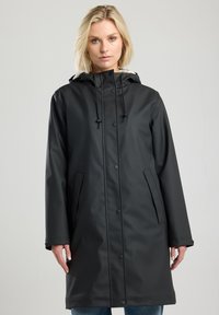 Zwarte waterdichte jas met een capuchon, drukknoopsluiting, twee voorzakken en een zachte binnenvoering. Gladde textuur, knielang ontwerp.