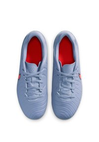 Hellblaue Sportschuhe mit strukturierter Oberfläche, rotem Innenfutter und weißen Schnürsenkeln. Mit kleinem schwarzem Logo an der Seite.