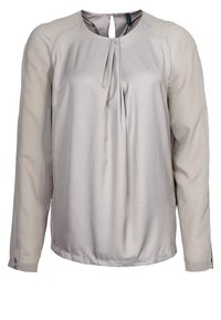 Ljusgrå långärmad blus i mjukt material, med veck framtill, rund halsringning med en nyckelhålsutskärning och genomskinliga ärmar.